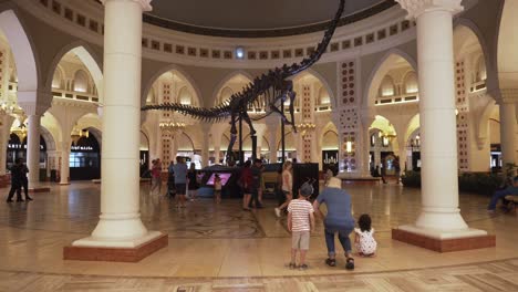 Niños-Pequeños-Mirando-El-Esqueleto-De-Dinosaurio-En-El-Centro-Comercial-Dubai