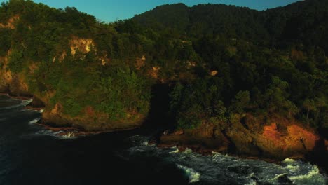 Luftaufnahme-Einer-Bucht-Bei-Sonnenuntergang-Mit-Einem-Fischerdorf-Im-Hintergrund-In-Der-Karibik