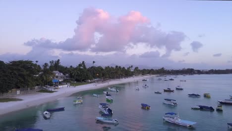Drohnen-Luftaufnahme-Eines-Strandes-In-Mauritius-Bei-Sonnenuntergang