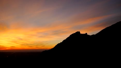 Time-lapse-of-sunrise-over-the-Flatirons-in-Boulder,-Colorado