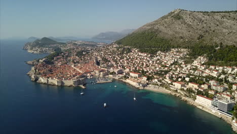 Unglaublicher-Blick-Auf-Die-Altstadt-Von-Dubrovnik-Mit-Luftaufnahmen-An-Einem-Sonnigen-Tag