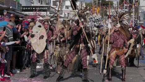 Artistas-Vestidos-Con-Trajes-Tribales-Africanos-Bailan-Y-Marchan-En-Un-Desfile-En-El-Carnaval-De-Paphos