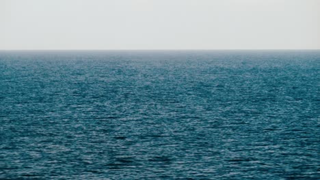 Vista-Del-Hermoso-Océano-Azul-Durante-Un-Día-Soleado