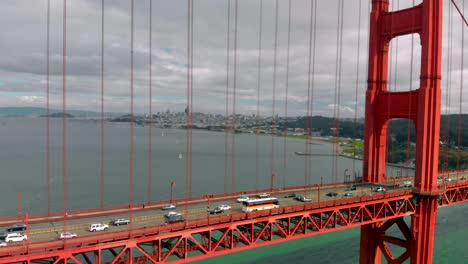 Folgender-Verkehr-Von-Der-Seite-Der-Golden-Gate-Bridge