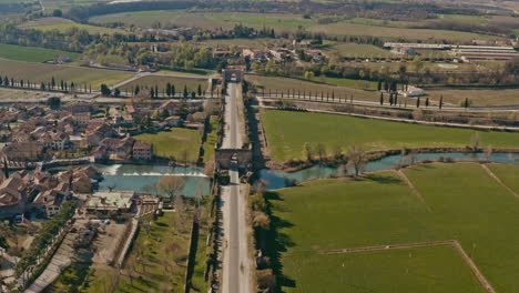 Drohne-Geschossen-über-Valeggio-Sul-Mincio-Brücke-Mantua-Italien