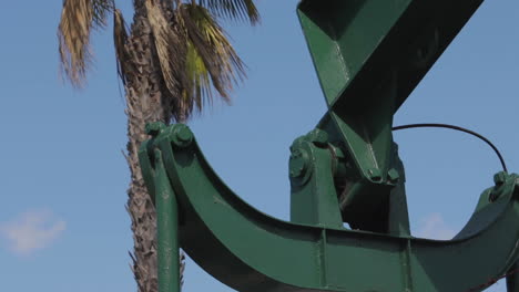 Oil-pump-with-palm-tree