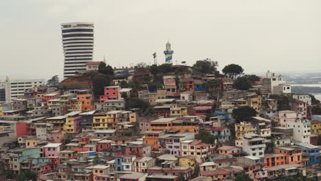 Luftaufnahme-Des-Sonnenaufgangs-Auf-Dem-Cerro-Santa-Ana-In-Der-Stadt-Guayaquil,-Ecuador