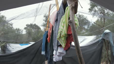 Kleidung-Trocknet-Auf-Einer-Provisorischen-Wäscheleine-In-Einem-Flüchtlingslager-Im-Lager-Moria