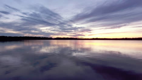 Antenne-über-Dem-Wunderschönen-See-Bei-Sonnenuntergang