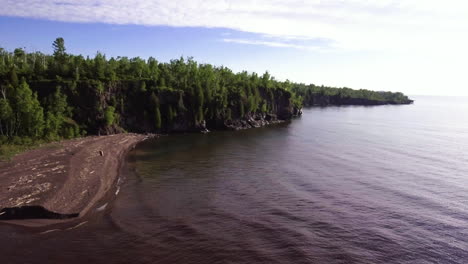 Luftaufnahme:-Felsküste-Des-Lake-Superior