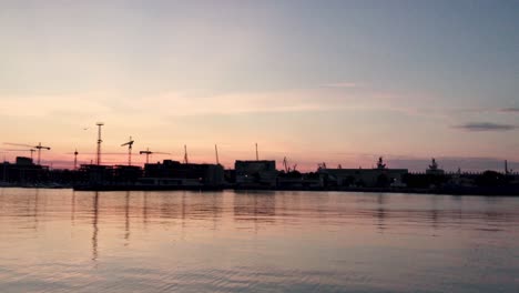 Sonnenuntergang-Am-Ufer-Des-Hafens