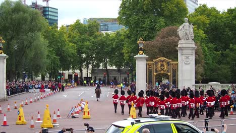 Britische-Königliche-Wachen-Führen-Die-Wachablösung-Im-Buckingham-Palace-Durch