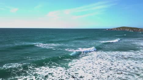 Surfer-Fängt-Eine-Welle-Im-Blauen-Wasser