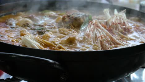 Burbujeante-Sopa-Coreana-De-Pescado-Y-Champiñones-Cocinada-En-Una-Estufa-De-Gas