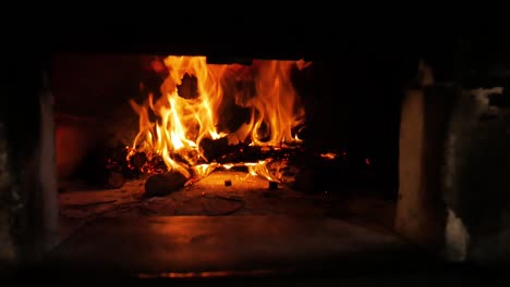 Riesiges-Feuer-Brennt-Im-Ofen-–-Nahaufnahme