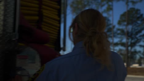Eine-Feuerwehrfrau-Bereitet-Die-Ausrüstung-Eines-Feuerwehrautos-Vor,-Um-Für-Den-Notfalleinsatz-Und-Die-Brandbekämpfung-Bereit-Zu-Sein