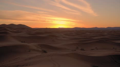 Bunter-Sonnenuntergang-über-Den-Wüstendünen-In-Merzouga,-Marokko