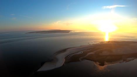 Luftaufnahmen-Von-Drohnen-Aus-Der-Vogelperspektive-Von-Links-Nach-Rechts,-Die-Bei-Sonnenuntergang-Am-Meer-Um-Die-Deutschen-Nordinseln-Fliegen