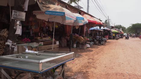 Los-Lugareños-En-El-Típico-Mercado-Callejero-Junto-A-Siem-Reap-En-Camboya,-Asia