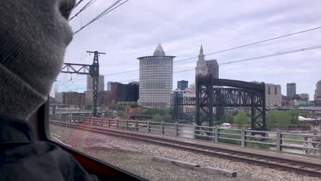 Un-Viaje-En-Tren-Público-Hacia-El-Centro-De-La-Ciudad-De-Cleveland,-Ohio
