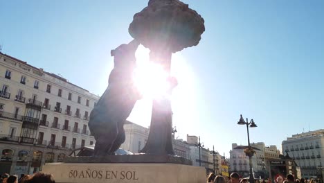 4K-Video-Des-Wappensymbols-Von-Madrid,-Des-Bären-Und-Des-Erdbeerbaums,-Am-Platz-Puerta-Del-Sol,-Madrid,-Spanien