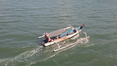 Balinesisches-Jukung,-Kanu,-Kleines-Auslegerboot,-Das-Auf-Dem-Wasser-In-Bali,-Indonesien,-Segelt