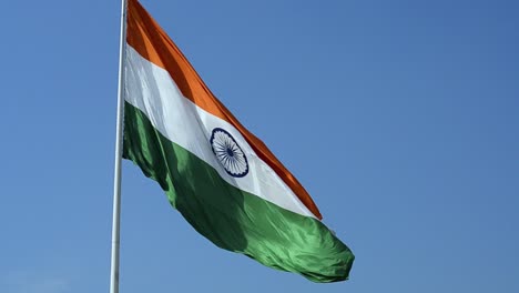 Große-Wehende-Indische-Nationalflagge,-Nahaufnahme-Der-Trikolore,-Die-Am-Blauen-Himmel-Im-Freien-Bei-Tageslicht-Fliegt