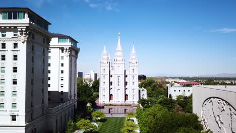 Drone-Shot-slowly-flying-away-from-the-Salt-Lake-Temple-located-in-Temple-Square