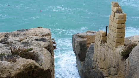 Wellen-Schlagen-Auf-Die-Wände-Von-Valletta,-Malta