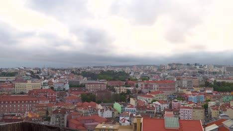Zeitraffer-über-Der-Stadt-Lissabon-An-Einem-Bewölkten-Tag-Vom-Aussichtspunkt-„Nossa-Senhora-Do-Monte“.