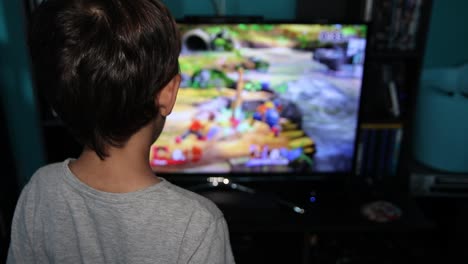 Hinterkopf-Eines-Nicht-Identifizierbaren-Jungen,-Der-Auf-Einen-Bildschirm-Schaut,-Während-Er-Elektronische-Videospiele-Auf-Einem-LCD-Fernseher-Spielt