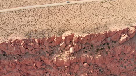 Filmische-Luftaufnahme-Einer-Schlucht-Und-Einer-Unbefestigten-Straße-In-Der-Atacama-Wüste-Bei-Sonnenuntergang