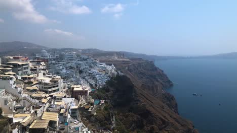Weitwinkelaufnahme-Der-Aussicht-Auf-Die-Stadt-Thira-In-Santorini,-Griechenland