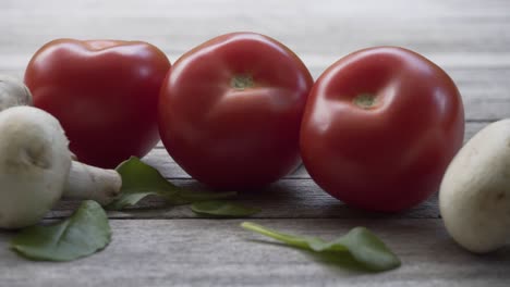 Rote-Frische-Bio-Tomaten,-4k-2160p-25fps-UHD-Video---Langsames-Schwenken-Auf-Tomaten-Und-Pilzen-Gemüse-Hintergrund-4k-3840x2160-UltraHD-Videos