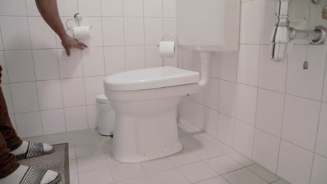 In-the-bathroom-cleaning-the-wc