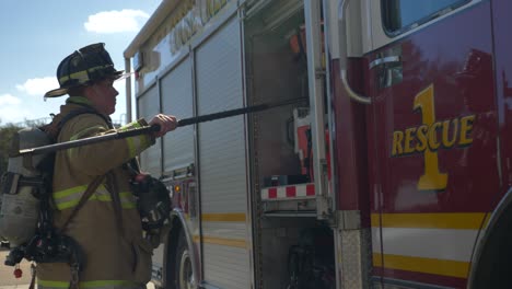 Feuerwehrmann-Geht-Nach-Einem-Brandbekämpfungs--Und-Rettungseinsatz-Auf-Das-Feuerwehrauto-Zu