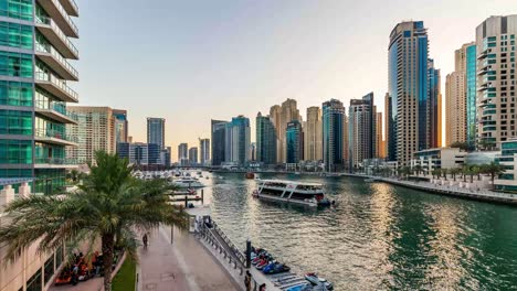 Ein-4K-Zeitraffervideo-Der-Skyline-Von-Dubai-Marina-Bei-Sonnenuntergang