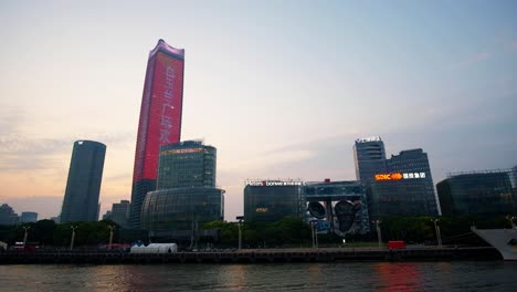Ein-Teil-Des-Berühmten-Huangpu-Flusses-In-Shanghai,-Der-Abends-Spektakuläre-Lichter-Auf-Nahe-Gelegenen-Geschäftsgebäuden-Präsentiert