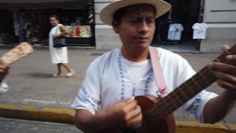 Nahaufnahmen-Aller-Drei-Mariachi-Musiker-Beim-Spielen-Und-Singen-In-Merida,-Yucatan,-Mexiko