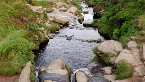 Malerischer-Blick-Auf-Einen-Fluss-Mit-Kleinen-Wasserfällen,-Bei-Three-Roaches-Head-Im-Peak-District,-Großbritannien