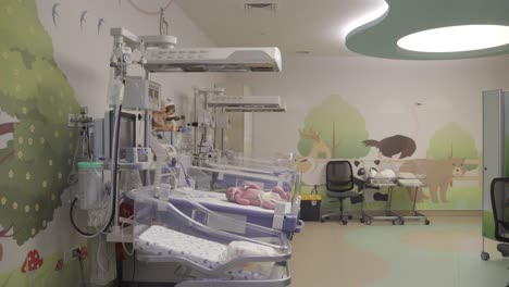 Ein-Neugeborenes-Baby-Schläft-Und-Niest-Auf-Der-Pflegestation