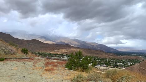 4k-Timelapse-Montaña-Del-Desierto-En-Día-Nublado-Con-Vistas-Al-Valle