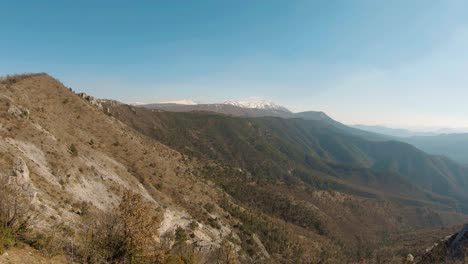 Vista-Del-Paisaje-Montañoso-A-Un-Pico-Nevado,-Durante-El-Otoño