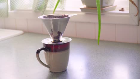 4K-Kaffee-Zum-Mitnehmen,-Zubereitet-über-Einen-Übergießfilter