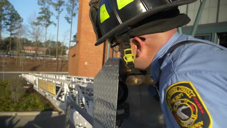 Ein-Feuerwehrmann-Beobachtet-Eine-Leiter-Von-Einem-Feuerwehrauto-Aus,-Während-Er-Tests-Für-Notfallmaßnahmen-Durchführt