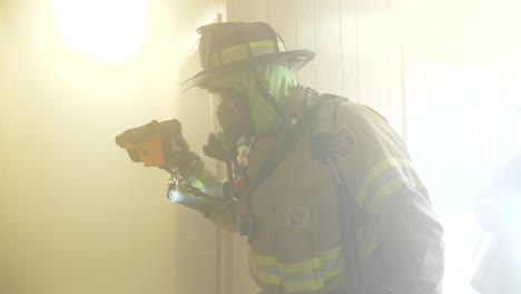 Ein-Feuerwehrmann-Verwendet-Eine-Infrarot-Wärmebildkamera,-Die-Die-Körperwärme-In-Einem-Verrauchten-Raum-Erfasst