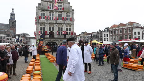 Timelapse-from-marketplace-in-Gouda-while-traditional-cheese-fair