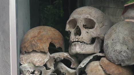 Pan-to-a-Stack-of-Human-Skulls