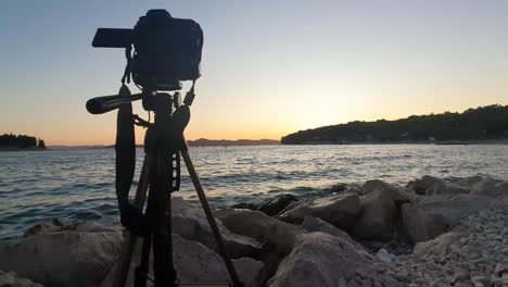 Making-timelaps-with-professional-camera-at-sunrise