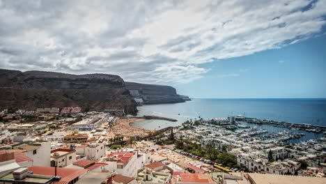 Timelapse-De-Un-Agradable-Día-De-Verano-En-Gran-Canaria-Con-Una-Vista-Panorámica-De-La-Famosa-Ciudad-De-Puerto-De-Mogan